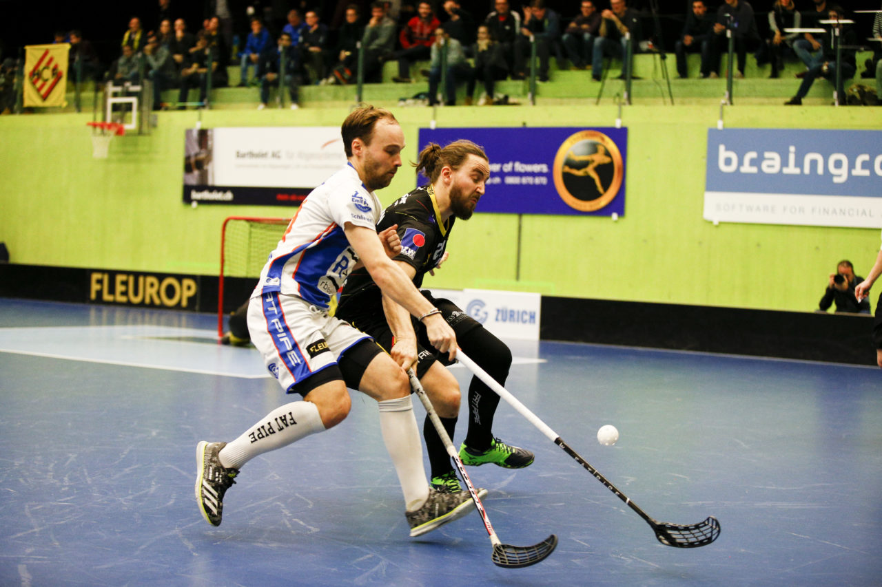 Emil Julkunen (Nr. 21, GC Unihockey) im Zweikampf mit Niklas Niiranen (Nr. 21, HC Rychenberg Winterthur).

(Cup Halbfinale; GC - HC Rychenberg Winterthur; 12.1.2018,; Sporthalle Hardau, Zuerich)
Photos: www.unihockey-fotos.ch / Claudio Thoma