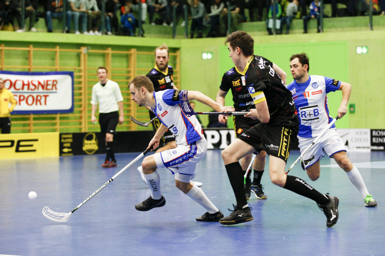 Cyril Zolliker (Nr. 11, GC Unihockey) vor Nils Conrad (Nr. 4, HC Rychenberg Winterthur) am Ball.

(Cup Halbfinale; GC - HC Rychenberg Winterthur; 12.1.2018,; Sporthalle Hardau, Zuerich)
Photos: www.unihockey-fotos.ch / Claudio Thoma