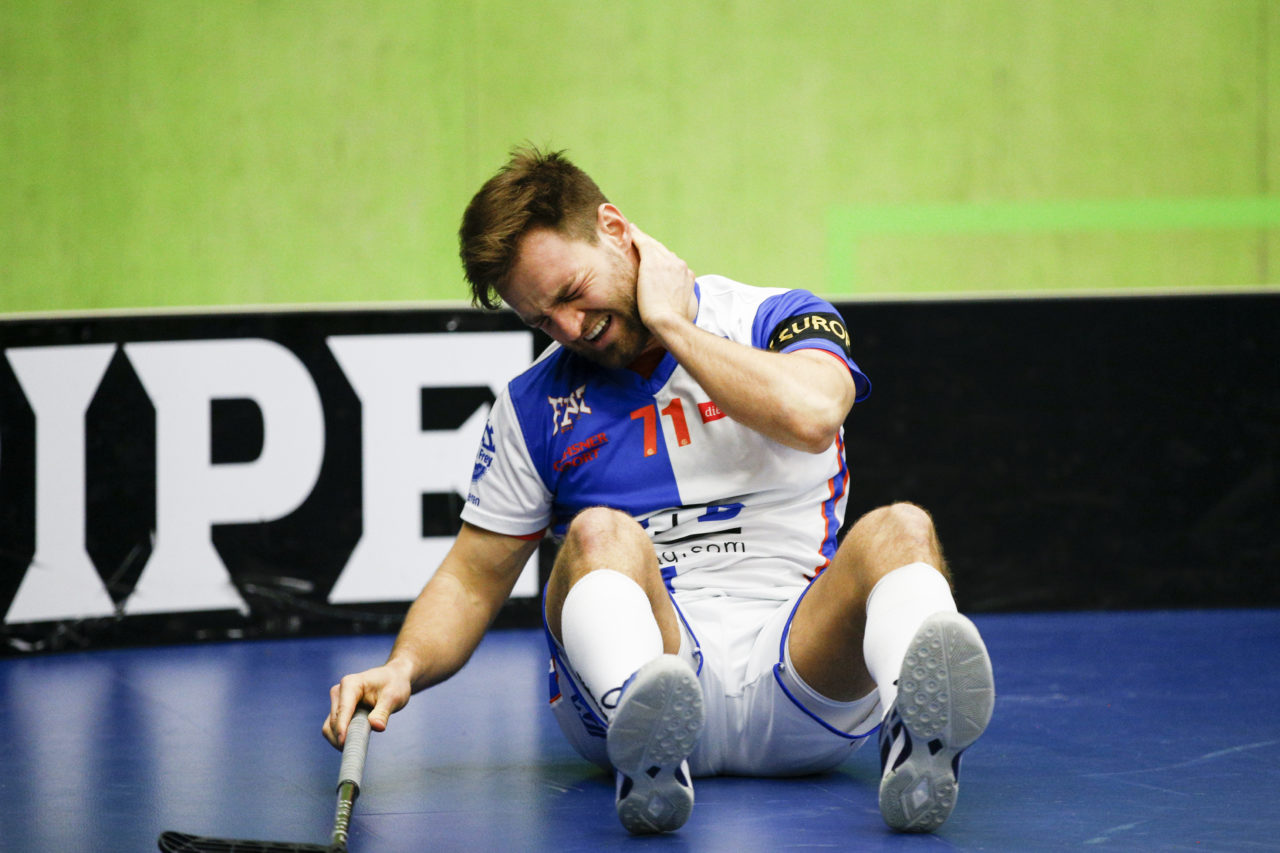 Roberto Vizzini (Nr. 71, GC Unihockey) mit Schmerzen nach einem Zweikampf.

(Cup Halbfinale; GC - HC Rychenberg Winterthur; 12.1.2018,; Sporthalle Hardau, Zuerich)
Photos: www.unihockey-fotos.ch / Claudio Thoma