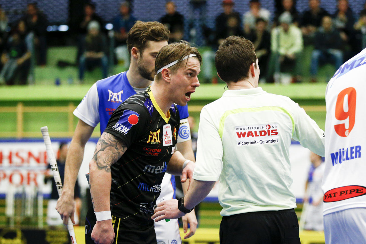 Fredrik Holtz (Nr. 8, HC Rychenberg Winterthur) ist nicht mit Schiedsrichter Kronenberg einverstanden.

(Cup Halbfinale; GC - HC Rychenberg Winterthur; 12.1.2018,; Sporthalle Hardau, Zuerich)
Photos: www.unihockey-fotos.ch / Claudio Thoma