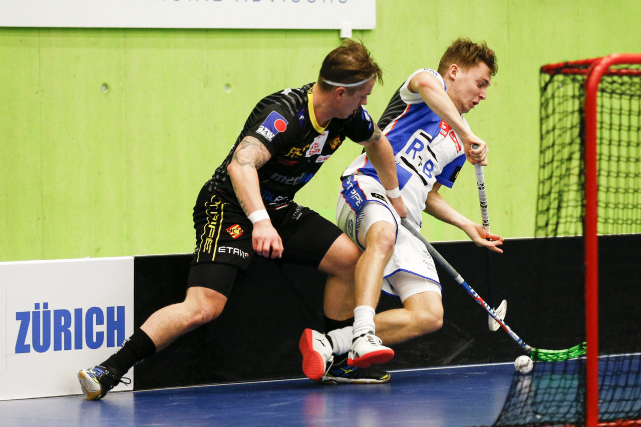 Fredrik Holtz (Nr. 8, HC Rychenberg Winterthur) legt Joel Rueegger (Nr. 95, GC Unihockey).

(Cup Halbfinale; GC - HC Rychenberg Winterthur; 12.1.2018,; Sporthalle Hardau, Zuerich)
Photos: www.unihockey-fotos.ch / Claudio Thoma