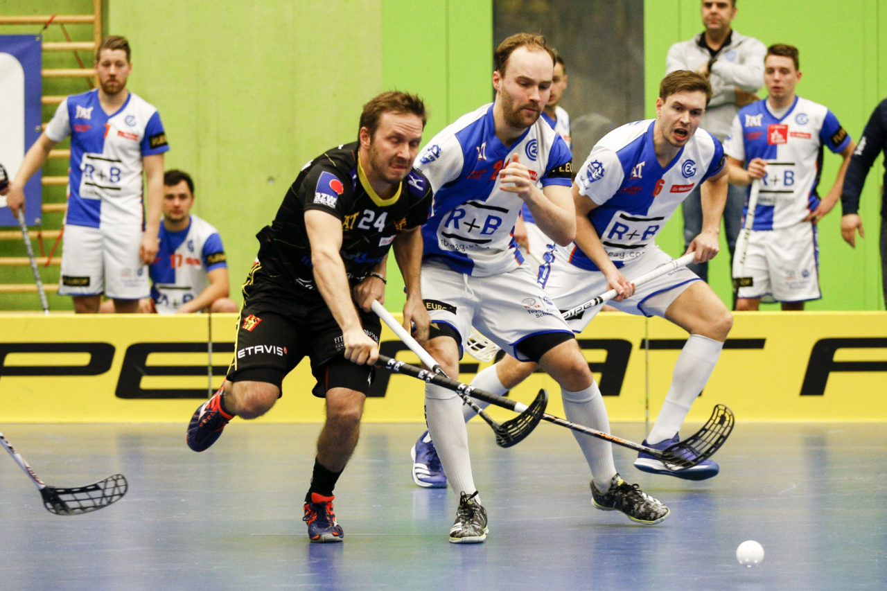 Kari Juhani Koskelainen (Nr. 24, HC Rychenberg Winterthur) im Zweikampf mit Emil Julkunen (Nr. 21, GC Unihockey).

(Cup Halbfinale; GC - HC Rychenberg Winterthur; 12.1.2018,; Sporthalle Hardau, Zuerich)
Photos: www.unihockey-fotos.ch / Claudio Thoma