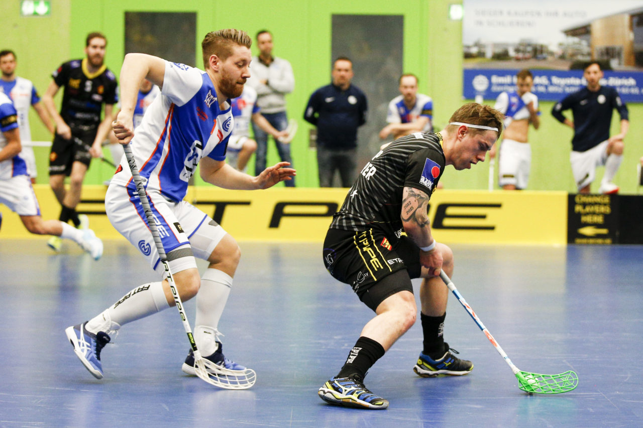 Fredrik Holtz (Nr. 8, HC Rychenberg Winterthur) deckt den Ball vor Alain Kaiser (Nr. 7, GC Unihockey) ab.

(Cup Halbfinale; GC - HC Rychenberg Winterthur; 12.1.2018,; Sporthalle Hardau, Zuerich)
Photos: www.unihockey-fotos.ch / Claudio Thoma