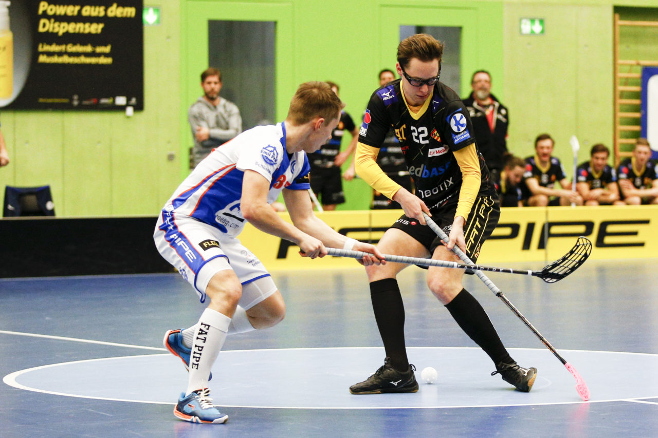 Fabrice Goeldi (Nr. 23, GC Unihockey) erwischt Michel Woecke (Nr. 22, HC Rychenberg Winterthur) zwischen den Beinen.

(Cup Halbfinale; GC - HC Rychenberg Winterthur; 12.1.2018,; Sporthalle Hardau, Zuerich)
Photos: www.unihockey-fotos.ch / Claudio Thoma