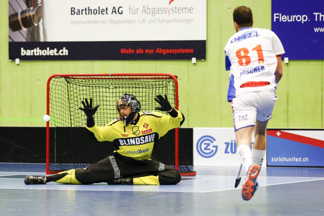 Michael Zuercher (nr. 81, GC Unihockey) verfehlt des Tor von Ruven Gruber (Nr. 1, HC Rychenberg Winterthur) knapp.

(Cup Halbfinale; GC - HC Rychenberg Winterthur; 12.1.2018,; Sporthalle Hardau, Zuerich)
Photos: www.unihockey-fotos.ch / Claudio Thoma