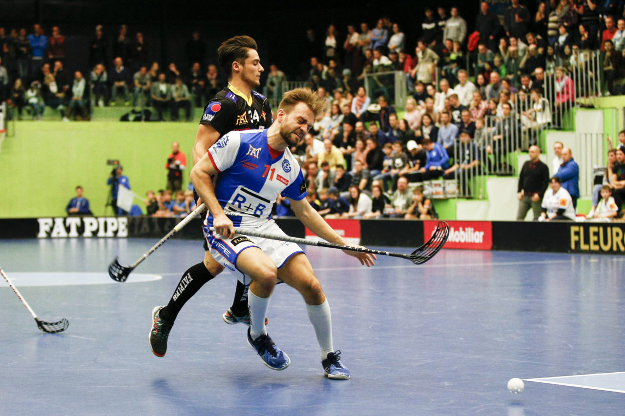 Roberto Vizzini (Nr. 71, GC Unihockey) gegen Michel Schwerzmann (Nr. 34, HC Rychenberg Winterthur).

(Cup Halbfinale; GC - HC Rychenberg Winterthur; 12.1.2018,; Sporthalle Hardau, Zuerich)
Photos: www.unihockey-fotos.ch / Claudio Thoma