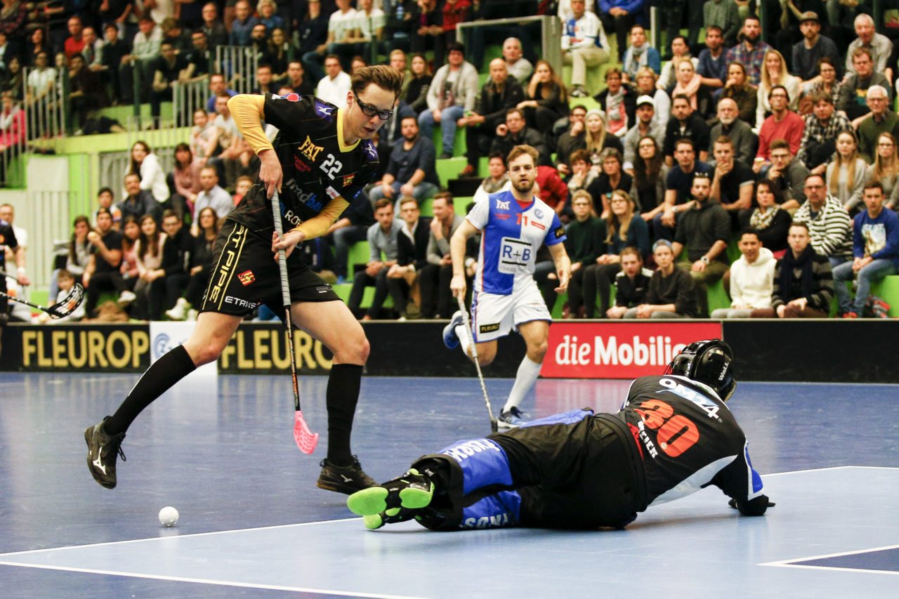 Michel Woecke (Nr. 22, HC Rychenberg Winterthur) scheitert vor Pascal Meier (Nr. 30, GC Unihockey).

(Cup Halbfinale; GC - HC Rychenberg Winterthur; 12.1.2018,; Sporthalle Hardau, Zuerich)
Photos: www.unihockey-fotos.ch / Claudio Thoma