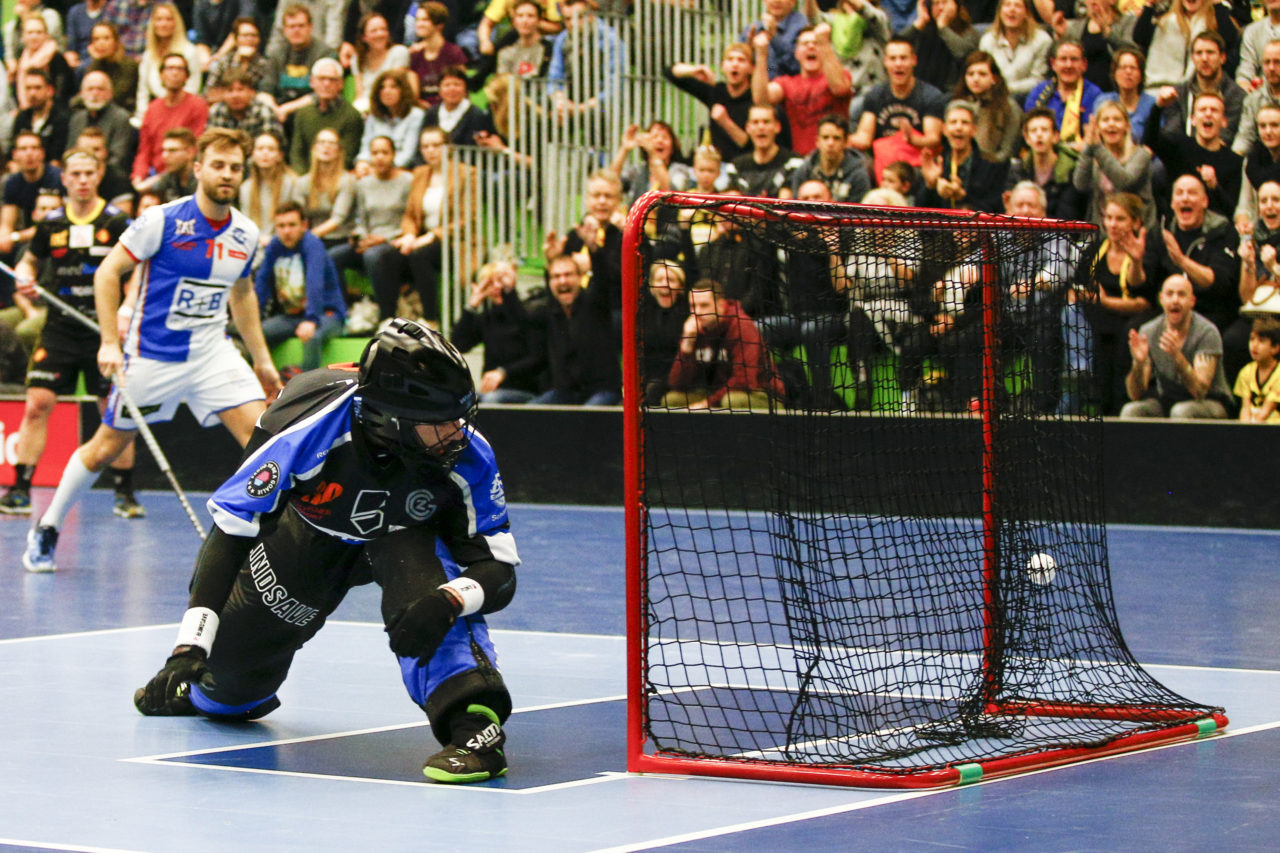 Nils Conrad (Nr. 4, HC Rychenberg Winterthur, nicht im Bild) bezwingt Pascal Meier (Nr. 30, GC Unihockey) zum 1:3 fuer Rychenberg.

(Cup Halbfinale; GC - HC Rychenberg Winterthur; 12.1.2018,; Sporthalle Hardau, Zuerich)
Photos: www.unihockey-fotos.ch / Claudio Thoma