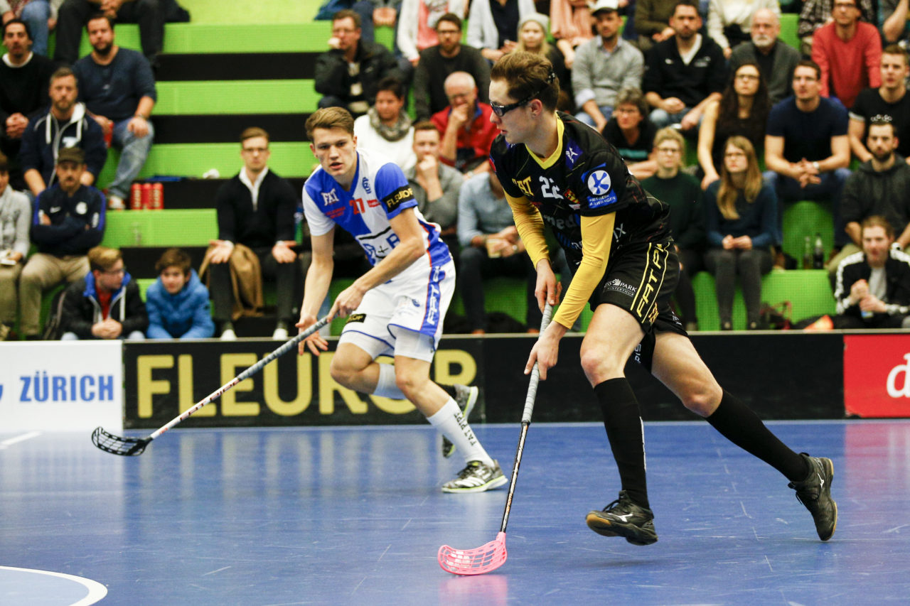 Michel Woecke (Nr. 22, HC Rychenberg Winterthur) nimmt Anlauf.

(Cup Halbfinale; GC - HC Rychenberg Winterthur; 12.1.2018,; Sporthalle Hardau, Zuerich)
Photos: www.unihockey-fotos.ch / Claudio Thoma
