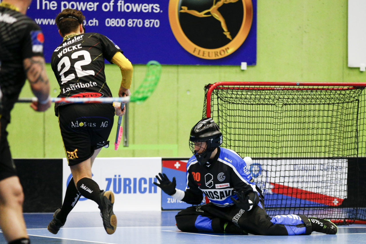Pascal Meier (Nr. 30, GC Unihockey)'s Pfosten rettet nach einem Abschluss von Michel Woecke (Nr. 22, HC Rychenberg Winterthur).

(Cup Halbfinale; GC - HC Rychenberg Winterthur; 12.1.2018,; Sporthalle Hardau, Zuerich)
Photos: www.unihockey-fotos.ch / Claudio Thoma