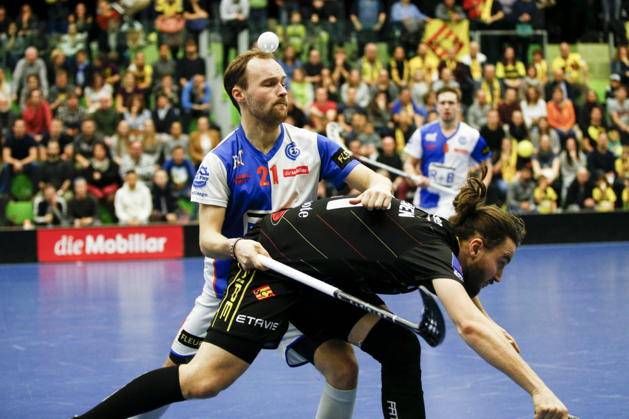 Emil Julkunen (Nr. 21, GC Unihockey) im Zweikampf mit Niklas Niiranen (Nr. 21, HC Rychenberg Winterthur).

(Cup Halbfinale; GC - HC Rychenberg Winterthur; 12.1.2018,; Sporthalle Hardau, Zuerich)
Photos: www.unihockey-fotos.ch / Claudio Thoma