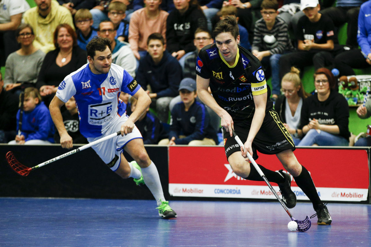 Nils Conrad (Nr. 4, HC Rychenberg Winterthur) entwischt Andreas Honold (Nr. 17, GC Unihockey).

(Cup Halbfinale; GC - HC Rychenberg Winterthur; 12.1.2018,; Sporthalle Hardau, Zuerich)
Photos: www.unihockey-fotos.ch / Claudio Thoma