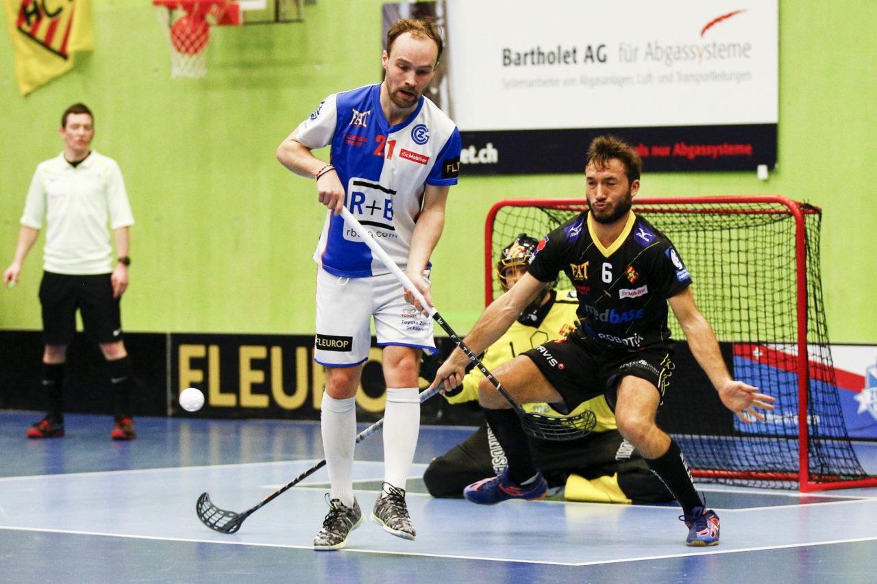 Luca Graf (Nr. 97, GC Unihockey, nicht im Bild) trifft zum 2:3 Anschluss fuer GC. Emil Julkunen (Nr. 21, GC Unihockey) und Saemi Gutknecht (Nr. 6, HC Rychenberg Winterthur) sorgen fuer Verkehr vor Ruven Gruber (Nr. 1, HC Rychenberg Winterthur).

(Cup Halbfinale; GC - HC Rychenberg Winterthur; 12.1.2018,; Sporthalle Hardau, Zuerich)
Photos: www.unihockey-fotos.ch / Claudio Thoma