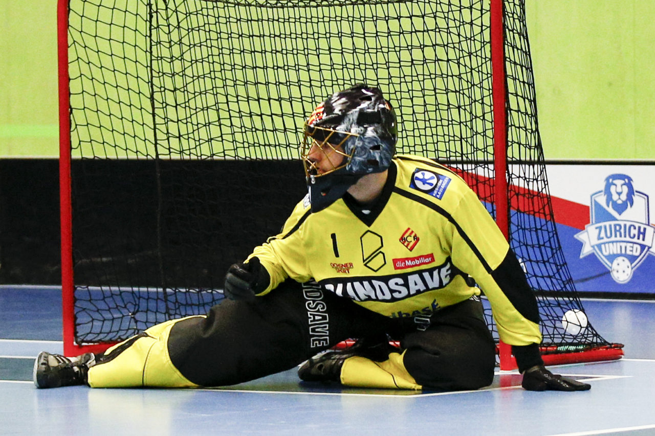 Ruven Gruber (Nr. 1, HC Rychenberg Winterthur) ist nach dem Abschluss von Luca Graf (Nr. 97, GC Unihockey, nicht im Bild) zum 2:3 geschlagen.

(Cup Halbfinale; GC - HC Rychenberg Winterthur; 12.1.2018,; Sporthalle Hardau, Zuerich)
Photos: www.unihockey-fotos.ch / Claudio Thoma
