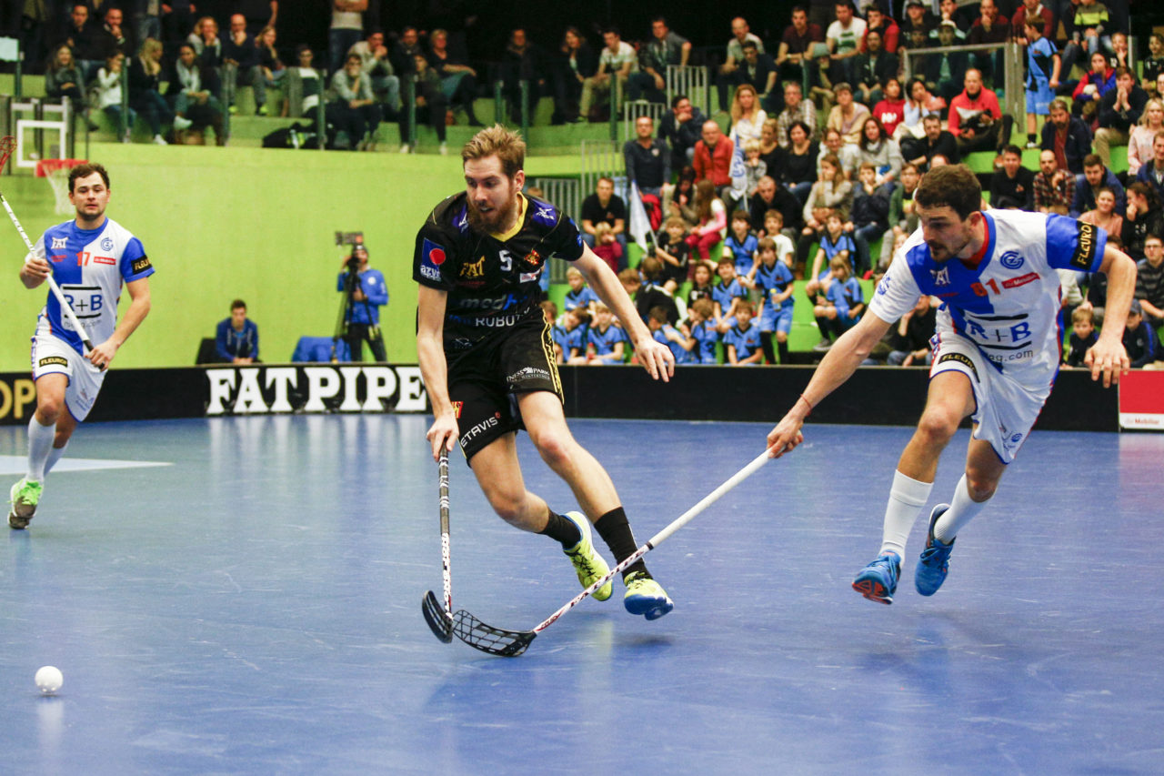 Mikko Hautaniemi (Nr. 5, HC Rychenberg Winterthur) im Zweikampf mit Michael Zuercher (nr. 81, GC Unihockey).

(Cup Halbfinale; GC - HC Rychenberg Winterthur; 12.1.2018,; Sporthalle Hardau, Zuerich)
Photos: www.unihockey-fotos.ch / Claudio Thoma