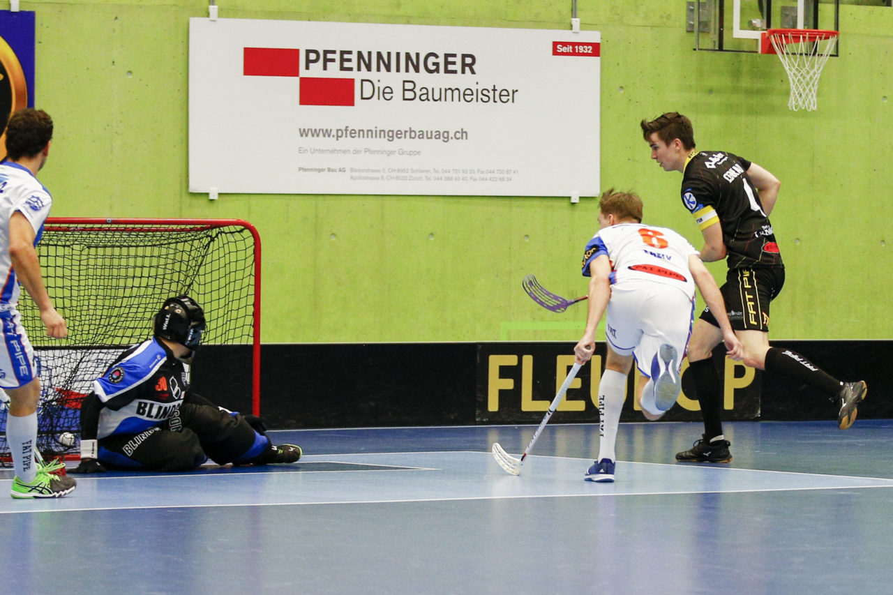 Nils Conrad (Nr. 4, HC Rychenberg Winterthur) trifft gegen Pascal Meier (Nr. 30, GC Unihockey) zum 2:4 fuer den HCR.

(Cup Halbfinale; GC - HC Rychenberg Winterthur; 12.1.2018,; Sporthalle Hardau, Zuerich)
Photos: www.unihockey-fotos.ch / Claudio Thoma