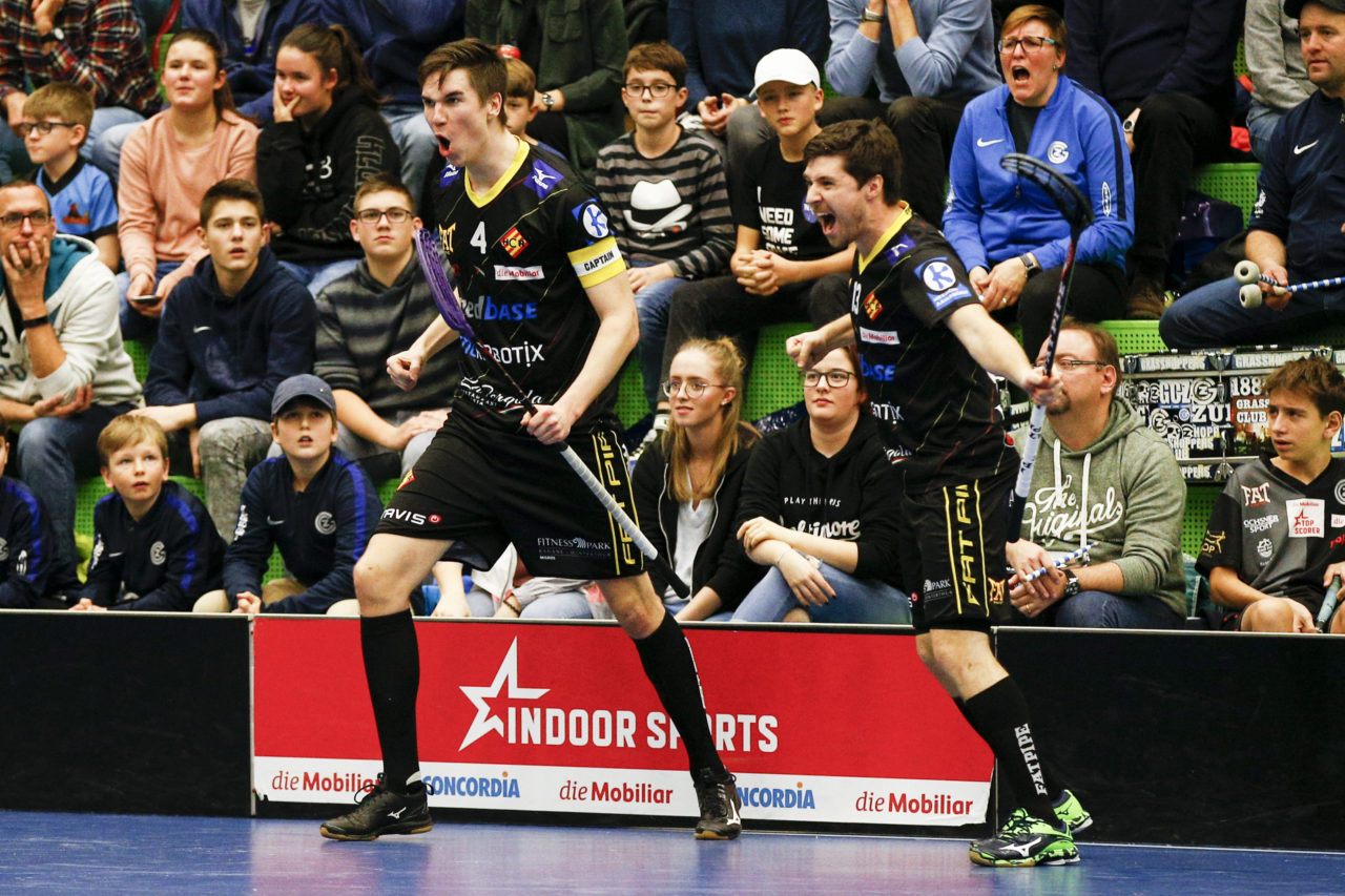 Nils Conrad (Nr. 4, HC Rychenberg Winterthur) jubelt mit Mikko Hautaniemi (Nr. 5, HC Rychenberg Winterthur) und Lukas Grunder (Nr. 14, HC Rychenberg Winterthur) nach dem 2:4.

(Cup Halbfinale; GC - HC Rychenberg Winterthur; 12.1.2018,; Sporthalle Hardau, Zuerich)
Photos: www.unihockey-fotos.ch / Claudio Thoma