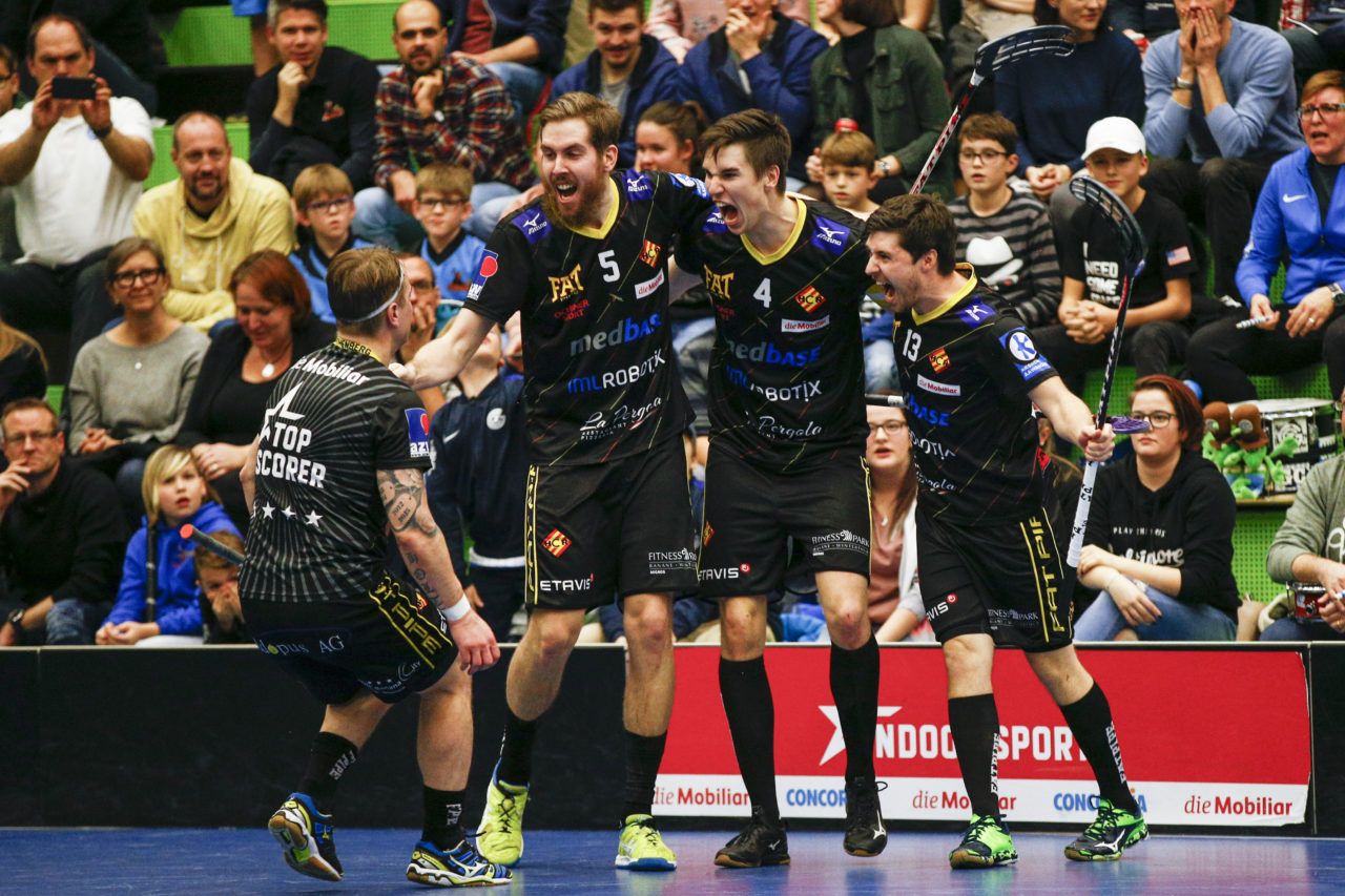 Nils Conrad (Nr. 4, HC Rychenberg Winterthur) jubelt mit Fredrik Holtz (Nr. 8, HC Rychenberg Winterthur), Mikko Hautaniemi (Nr. 5, HC Rychenberg Winterthur) und Lukas Grunder (Nr. 14, HC Rychenberg Winterthur) nach dem 2:4.

(Cup Halbfinale; GC - HC Rychenberg Winterthur; 12.1.2018,; Sporthalle Hardau, Zuerich)
Photos: www.unihockey-fotos.ch / Claudio Thoma