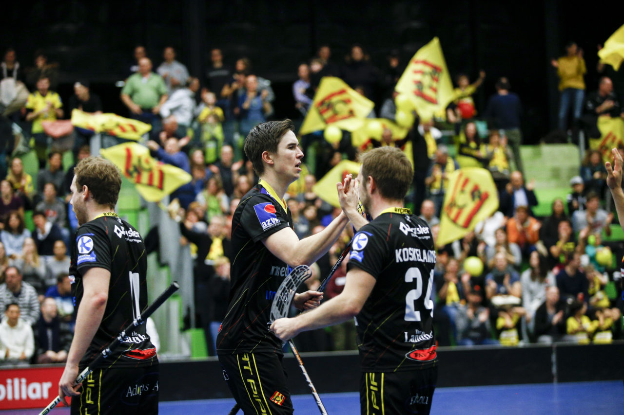 Nils Conrad (Nr. 4, HC Rychenberg Winterthur) klatscht ab.

(Cup Halbfinale; GC - HC Rychenberg Winterthur; 12.1.2018,; Sporthalle Hardau, Zuerich)
Photos: www.unihockey-fotos.ch / Claudio Thoma