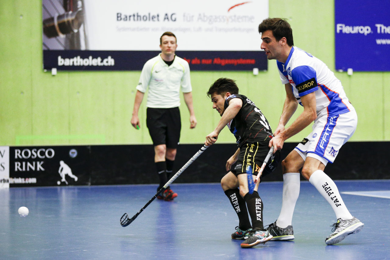 Michel Schwerzmann (Nr. 34, HC Rychenberg Winterthur) im Zweikampf mit Julian Mueller (Nr. 9, GC Unihockey).

(Cup Halbfinale; GC - HC Rychenberg Winterthur; 12.1.2018,; Sporthalle Hardau, Zuerich)
Photos: www.unihockey-fotos.ch / Claudio Thoma