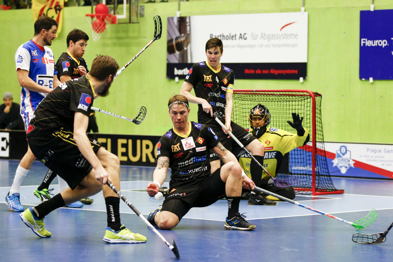 Winterthurer Defensive um Nils Conrad (Nr. 4, HC Rychenberg Winterthur), Mikko Hautaniemi (Nr. 5, HC Rychenberg Winterthur), Ruven Gruber (Nr. 1, HC Rychenberg Winterthur) und Fredrik Holtz (Nr. 8, HC Rychenberg Winterthur), der einen Schuss blockt.

(Cup Halbfinale; GC - HC Rychenberg Winterthur; 12.1.2018,; Sporthalle Hardau, Zuerich)
Photos: www.unihockey-fotos.ch / Claudio Thoma