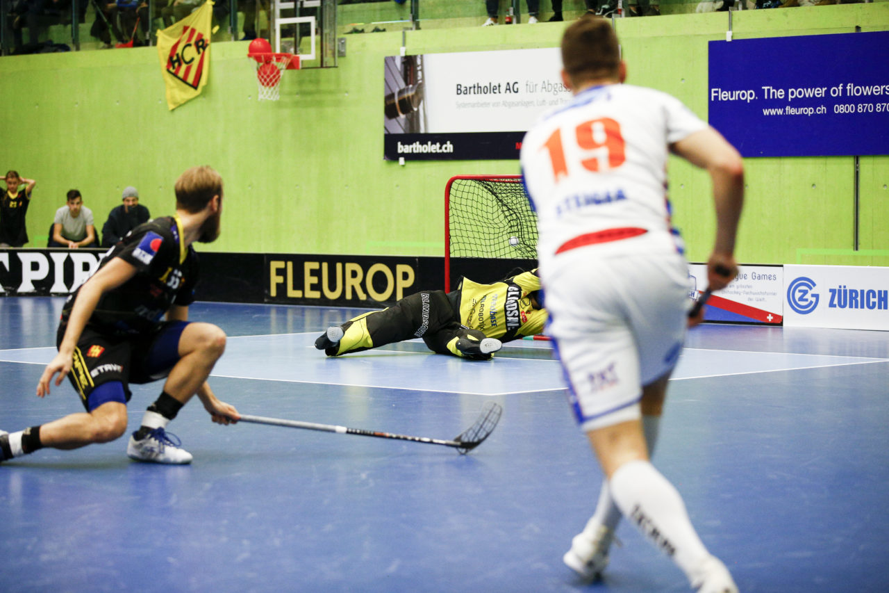 Daniel Steiger (Nr. 19, GC Unihockey) trifft zum erneuten Anschluss zum 3:4 fuer GC.

(Cup Halbfinale; GC - HC Rychenberg Winterthur; 12.1.2018,; Sporthalle Hardau, Zuerich)
Photos: www.unihockey-fotos.ch / Claudio Thoma