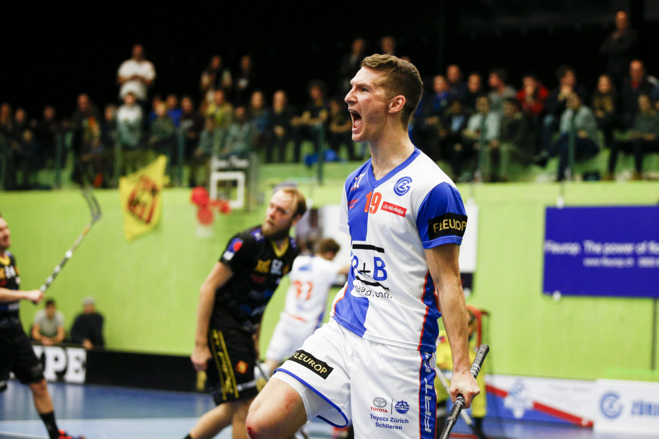 Daniel Steiger (Nr. 19, GC Unihockey) jubelt nach dem 3:4.

(Cup Halbfinale; GC - HC Rychenberg Winterthur; 12.1.2018,; Sporthalle Hardau, Zuerich)
Photos: www.unihockey-fotos.ch / Claudio Thoma