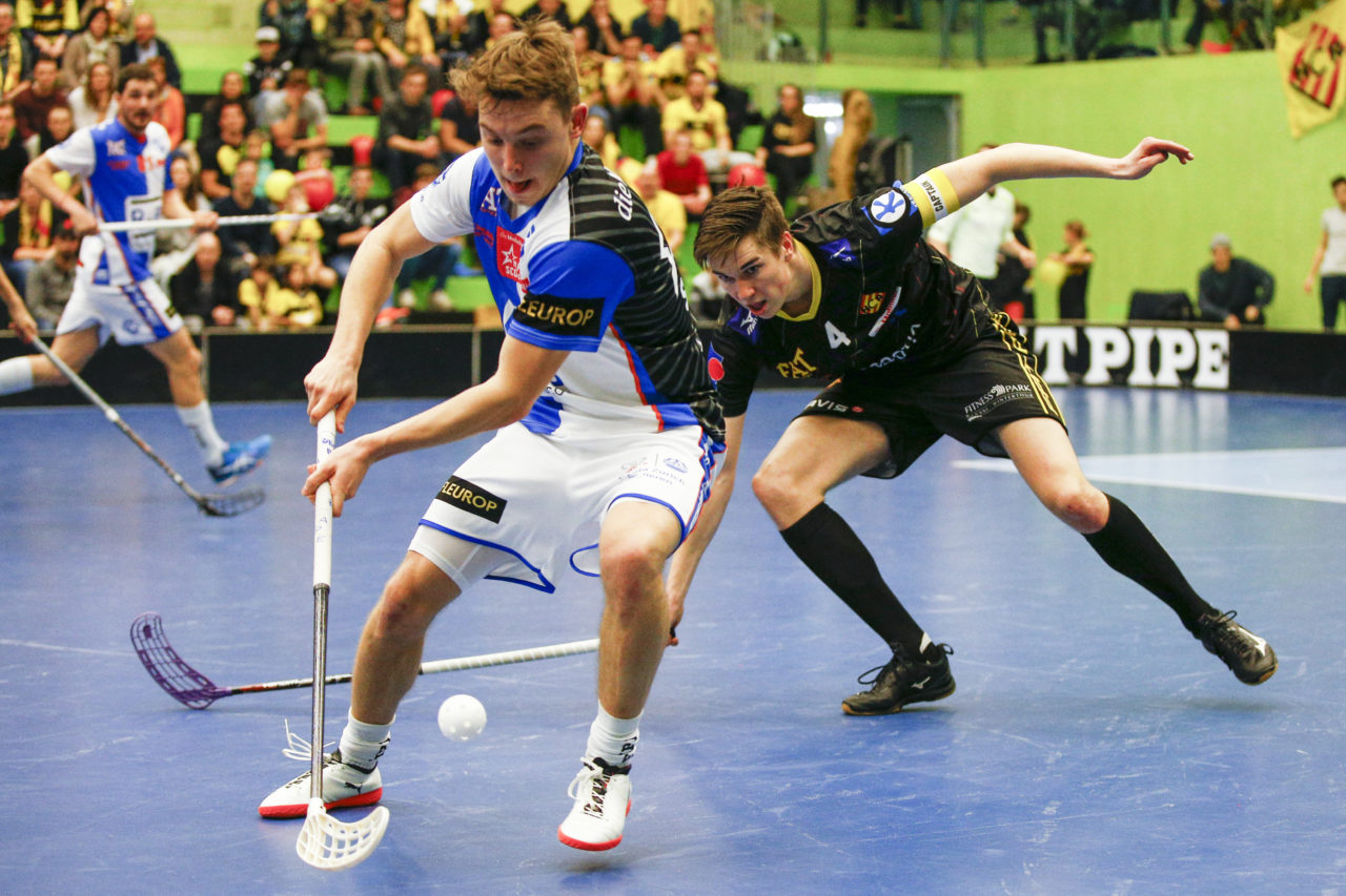 Joel Rueegger (Nr. 95, GC Unihockey) schirmt den Ball vor Nils Conrad (Nr. 4, HC Rychenberg Winterthur) ab.

(Cup Halbfinale; GC - HC Rychenberg Winterthur; 12.1.2018,; Sporthalle Hardau, Zuerich)
Photos: www.unihockey-fotos.ch / Claudio Thoma