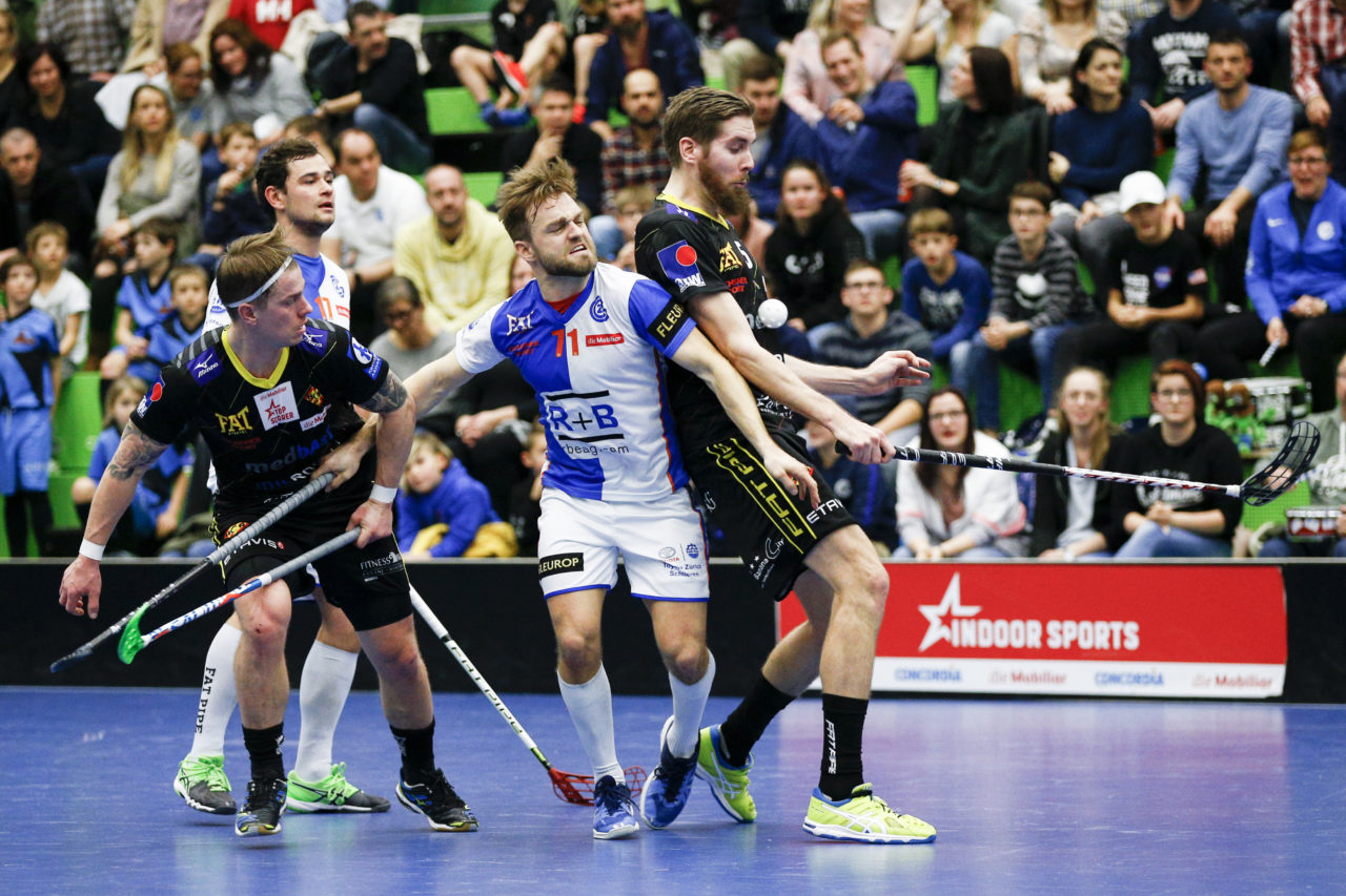 Luftduell zwischen Winterthurs Mikko Hautaniemi (Nr. 5, HC Rychenberg Winterthur), Fredrik Holtz (Nr. 8, HC Rychenberg Winterthur) und GCs Roberto Vizzini (Nr. 71, GC Unihockey) und Andreas Honold (Nr. 17, GC Unihockey).

(Cup Halbfinale; GC - HC Rychenberg Winterthur; 12.1.2018,; Sporthalle Hardau, Zuerich)
Photos: www.unihockey-fotos.ch / Claudio Thoma