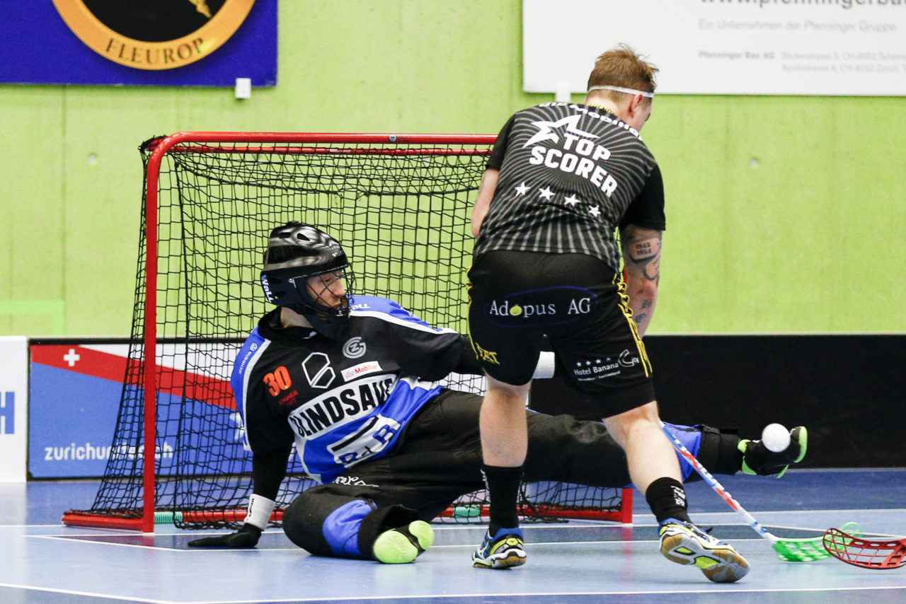 Fredrik Holtz (Nr. 8, HC Rychenberg Winterthur) scheitert alleine vor Pascal Meier (Nr. 30, GC Unihockey).

(Cup Halbfinale; GC - HC Rychenberg Winterthur; 12.1.2018,; Sporthalle Hardau, Zuerich)
Photos: www.unihockey-fotos.ch / Claudio Thoma