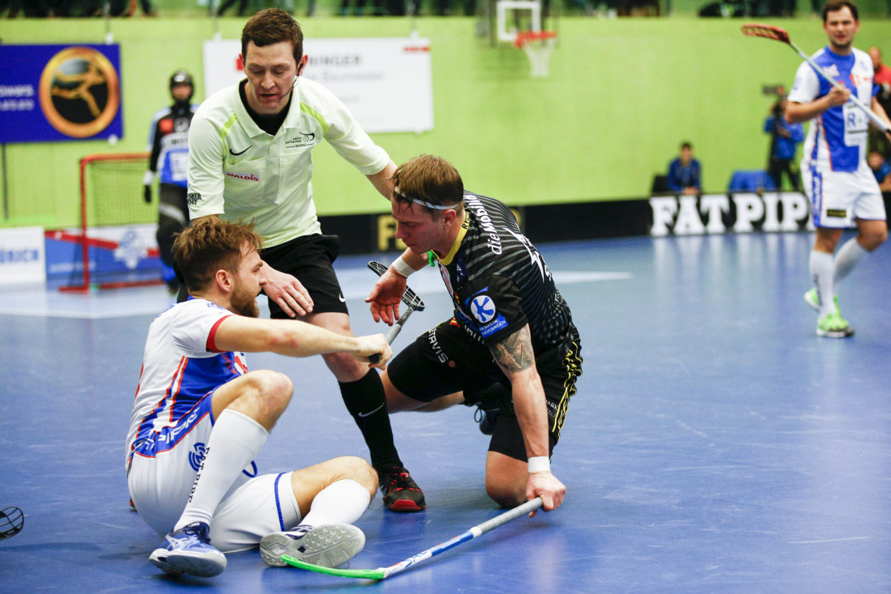 Roberto Vizzini (Nr. 71, GC Unihockey) und Fredrik Holtz (Nr. 8, HC Rychenberg Winterthur) werden von Schiedsrichter Kronenberg getrennt.

(Cup Halbfinale; GC - HC Rychenberg Winterthur; 12.1.2018,; Sporthalle Hardau, Zuerich)
Photos: www.unihockey-fotos.ch / Claudio Thoma