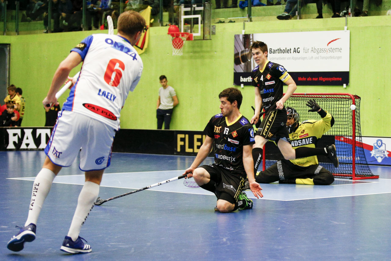 Claudio Laely (Nr. 6, GC Unihockey) verfehlt sein Ziel knapp.

(Cup Halbfinale; GC - HC Rychenberg Winterthur; 12.1.2018,; Sporthalle Hardau, Zuerich)
Photos: www.unihockey-fotos.ch / Claudio Thoma