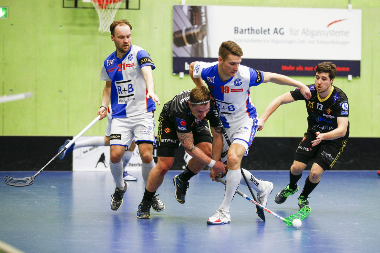 Fredrik Holtz (Nr. 8, HC Rychenberg Winterthur), Daniel Steiger (Nr. 19, GC Unihockey), Lukas Grunder (Nr. 14, HC Rychenberg Winterthur) und Emil Julkunen (Nr. 21, GC Unihockey) streiten sich um den Ball.

(Cup Halbfinale; GC - HC Rychenberg Winterthur; 12.1.2018,; Sporthalle Hardau, Zuerich)
Photos: www.unihockey-fotos.ch / Claudio Thoma
