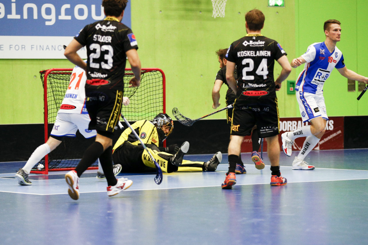 Daniel Steiger (Nr. 19, GC Unihockey) trifft gegen Ruven Gruber (Nr. 1, HC Rychenberg Winterthur) zum 5:4 in der Verlaengerung.

(Cup Halbfinale; GC - HC Rychenberg Winterthur; 12.1.2018,; Sporthalle Hardau, Zuerich)
Photos: www.unihockey-fotos.ch / Claudio Thoma