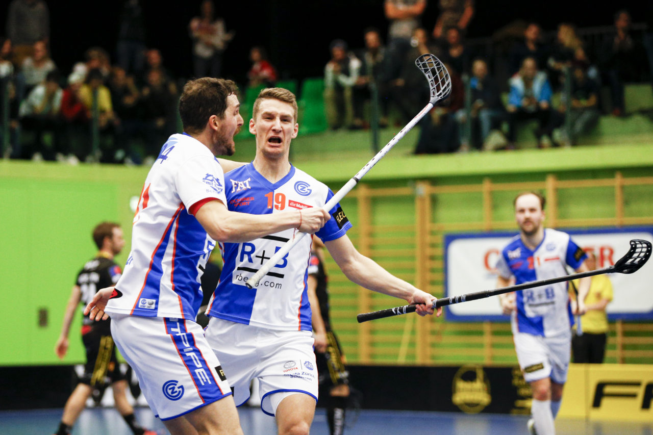 Daniel Steiger (Nr. 19, GC Unihockey) jubelt mit Michael Zuercher (nr. 81, GC Unihockey) nach seinem Siegestreffer zum5:4.

(Cup Halbfinale; GC - HC Rychenberg Winterthur; 12.1.2018,; Sporthalle Hardau, Zuerich)
Photos: www.unihockey-fotos.ch / Claudio Thoma