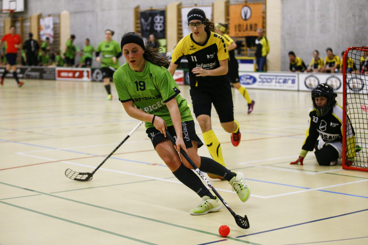 Andrea Wildermuth (Nr. 19, UHC Laupen) deckt den Ball ab.

(UHC Laupen - Floorball Uri; 20.1.2018; Sporthalle Elba, Wald)
Photos: www.unihockey-fotos.ch / Claudio Thoma