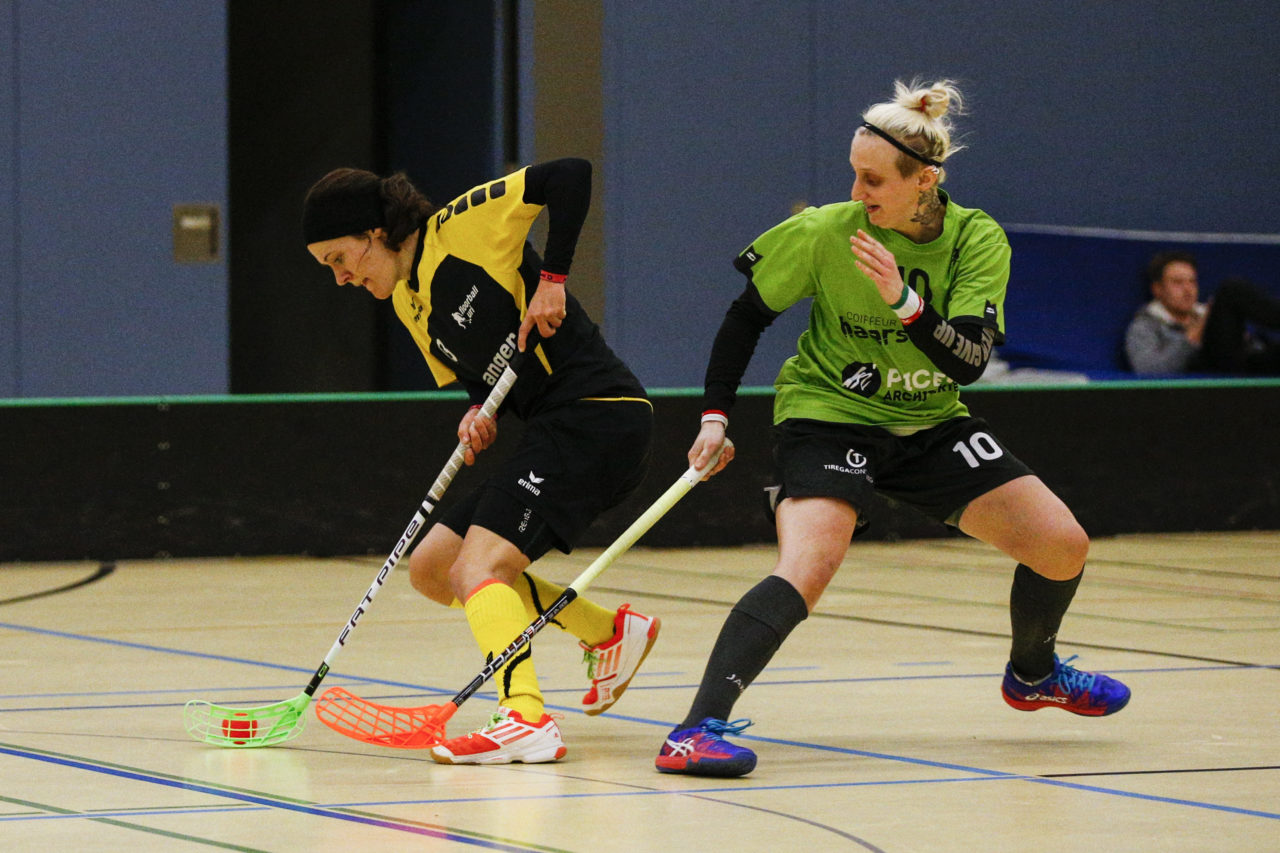 Jasmin Gnos (Nr. 8, Floorball Uri) im Zweikampf mit Naika Umbricht (Nr. 10, UHC Laupen).

(UHC Laupen - Floorball Uri; 20.1.2018; Sporthalle Elba, Wald)
Photos: www.unihockey-fotos.ch / Claudio Thoma