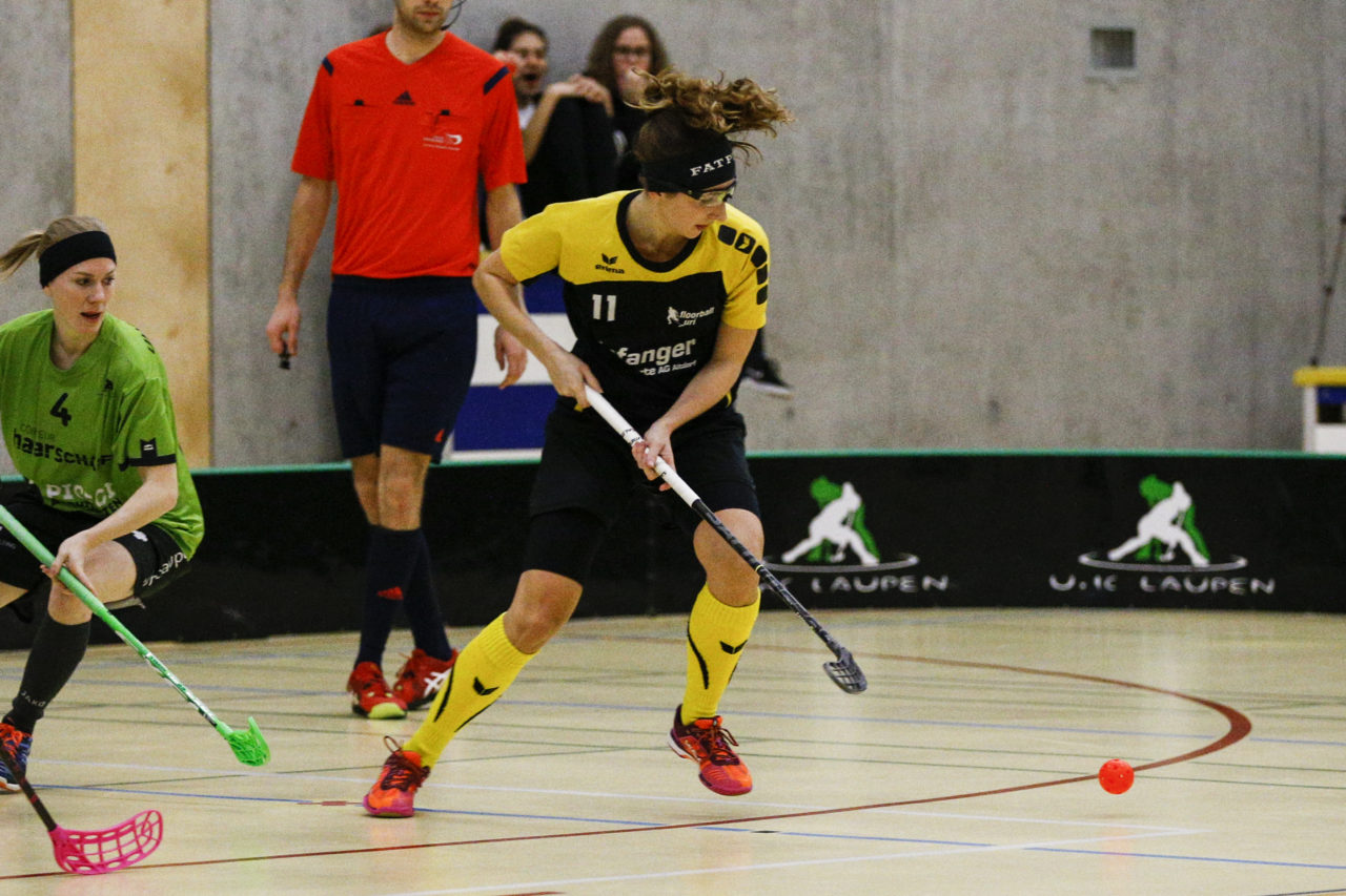 Melanie Gnos (Nr. 11, Floorball Uri) hat den Ball im Blick.

(UHC Laupen - Floorball Uri; 20.1.2018; Sporthalle Elba, Wald)
Photos: www.unihockey-fotos.ch / Claudio Thoma
