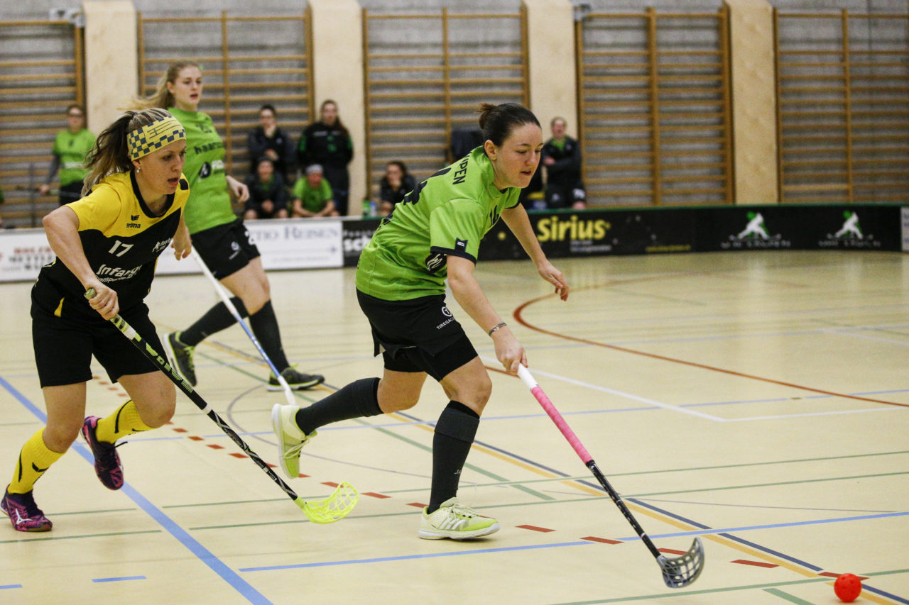 Michele Grob (Nr. 14, UHC Laupen) vor Pavlina Vacinova (Nr. 17, Floorball Uri) am Ball.

(UHC Laupen - Floorball Uri; 20.1.2018; Sporthalle Elba, Wald)
Photos: www.unihockey-fotos.ch / Claudio Thoma