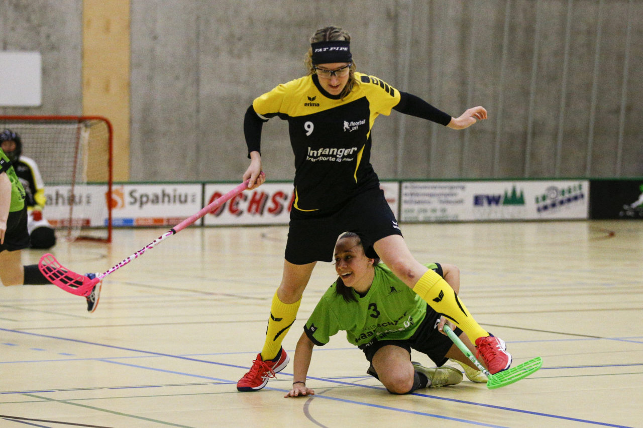 Monika Gisler (Nr. 9, Floorball Uri) springt ueber Laura Mueller (Nr. 3, Floorball Uri).

(UHC Laupen - Floorball Uri; 20.1.2018; Sporthalle Elba, Wald)
Photos: www.unihockey-fotos.ch / Claudio Thoma