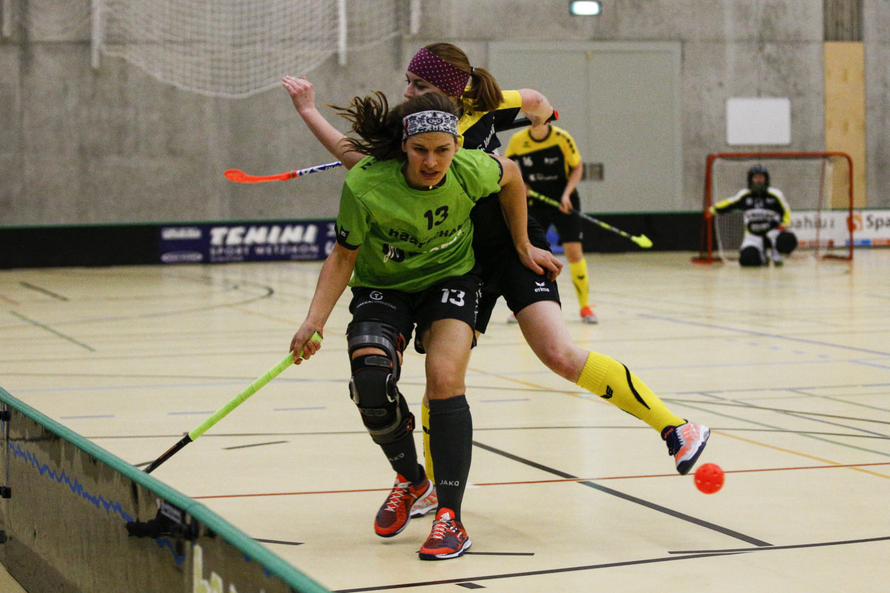 Rebecca Vontobel (Nr. 13, UHC Laupen) im Zweikampf an der Bande mit Laura Mueller (Nr. 3, Floorball Uri).

(UHC Laupen - Floorball Uri; 20.1.2018; Sporthalle Elba, Wald)
Photos: www.unihockey-fotos.ch / Claudio Thoma