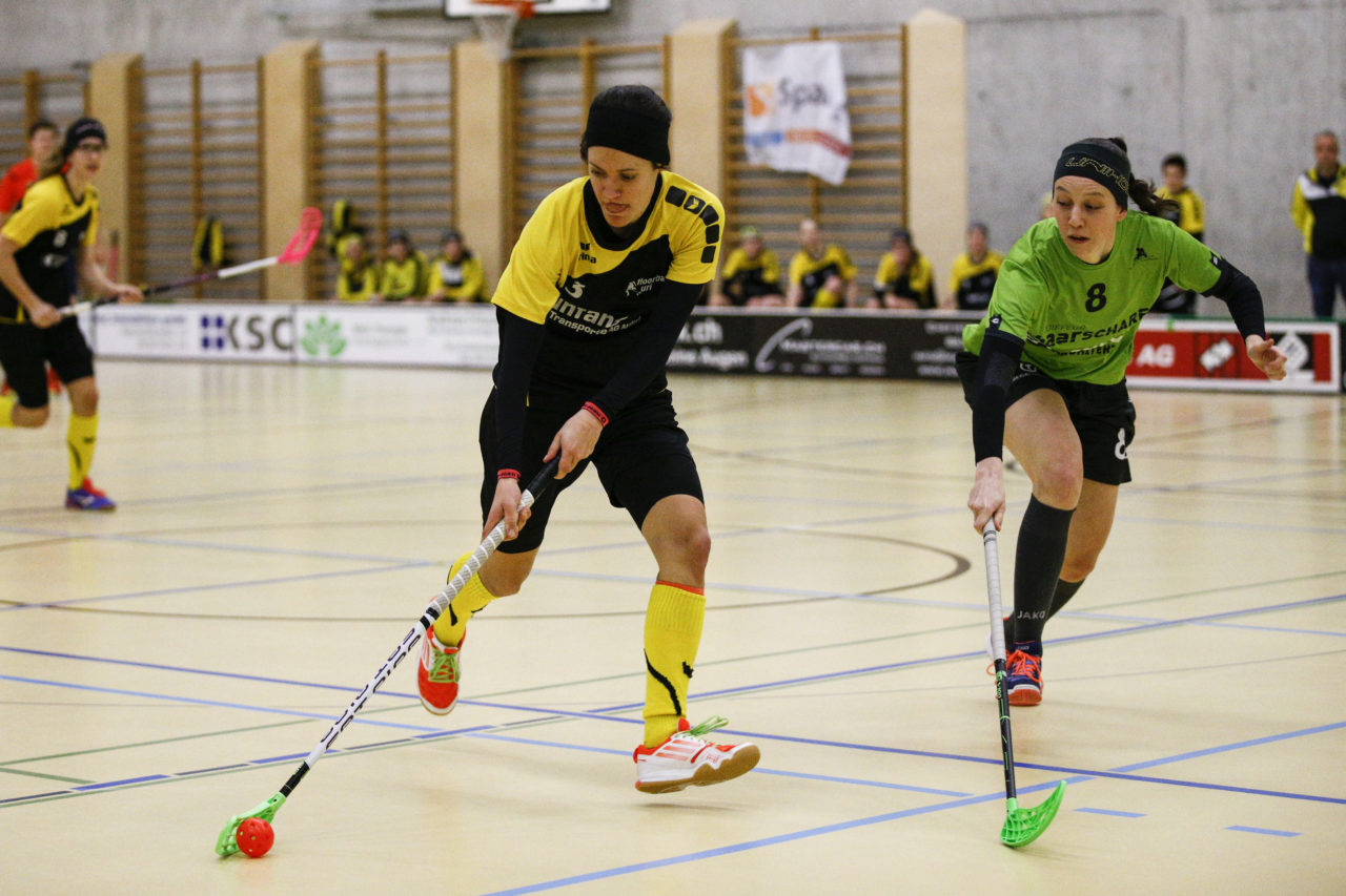 Livia Altwegg (Nr. 8, UHC Laupen) versucht einen ABschluss von Laura Mueller (Nr. 3, Floorball Uri) zu blocken.

(UHC Laupen - Floorball Uri; 20.1.2018; Sporthalle Elba, Wald)
Photos: www.unihockey-fotos.ch / Claudio Thoma