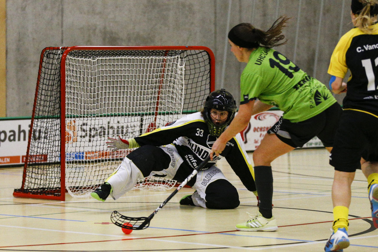 Andrea Wildermuth (Nr. 19, UHC Laupen) scheitert alleine vor Anna-Lena Arnold (Nr. 33, Floorball Uri).

(UHC Laupen - Floorball Uri; 20.1.2018; Sporthalle Elba, Wald)
Photos: www.unihockey-fotos.ch / Claudio Thoma