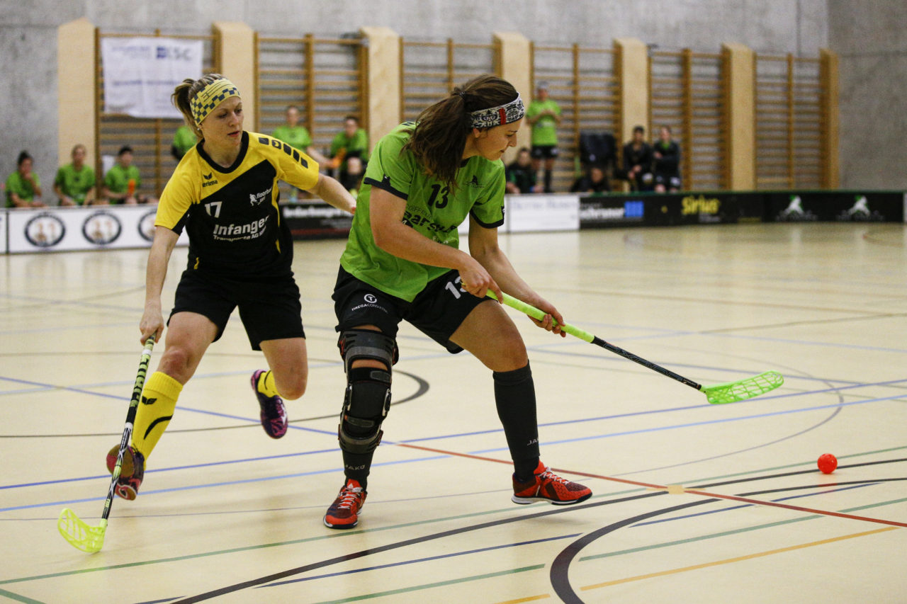 Pavlina Vacinova (Nr. 17, Floorball Uri) im Duell mit Rebecca Vontobel (Nr. 13, UHC Laupen).

(UHC Laupen - Floorball Uri; 20.1.2018; Sporthalle Elba, Wald)
Photos: www.unihockey-fotos.ch / Claudio Thoma
