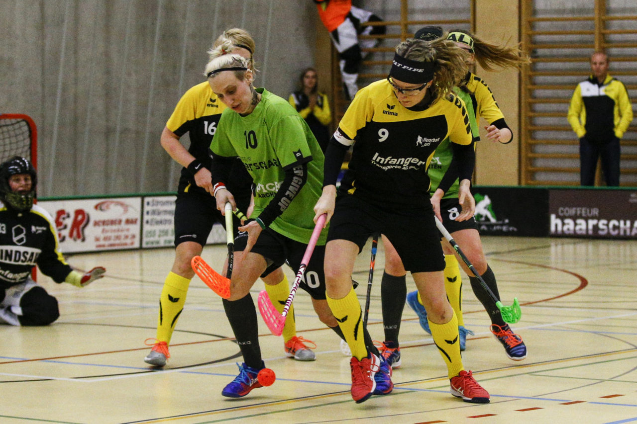 Naika Umbricht (Nr. 10, UHC Laupen) im Duell mit Monika Gisler (Nr. 9, Floorball Uri).

(UHC Laupen - Floorball Uri; 20.1.2018; Sporthalle Elba, Wald)
Photos: www.unihockey-fotos.ch / Claudio Thoma