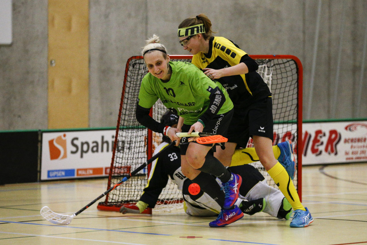 Naika Umbricht (Nr. 10, UHC Laupen) vor dem Tor von Floorball Uri.

(UHC Laupen - Floorball Uri; 20.1.2018; Sporthalle Elba, Wald)
Photos: www.unihockey-fotos.ch / Claudio Thoma