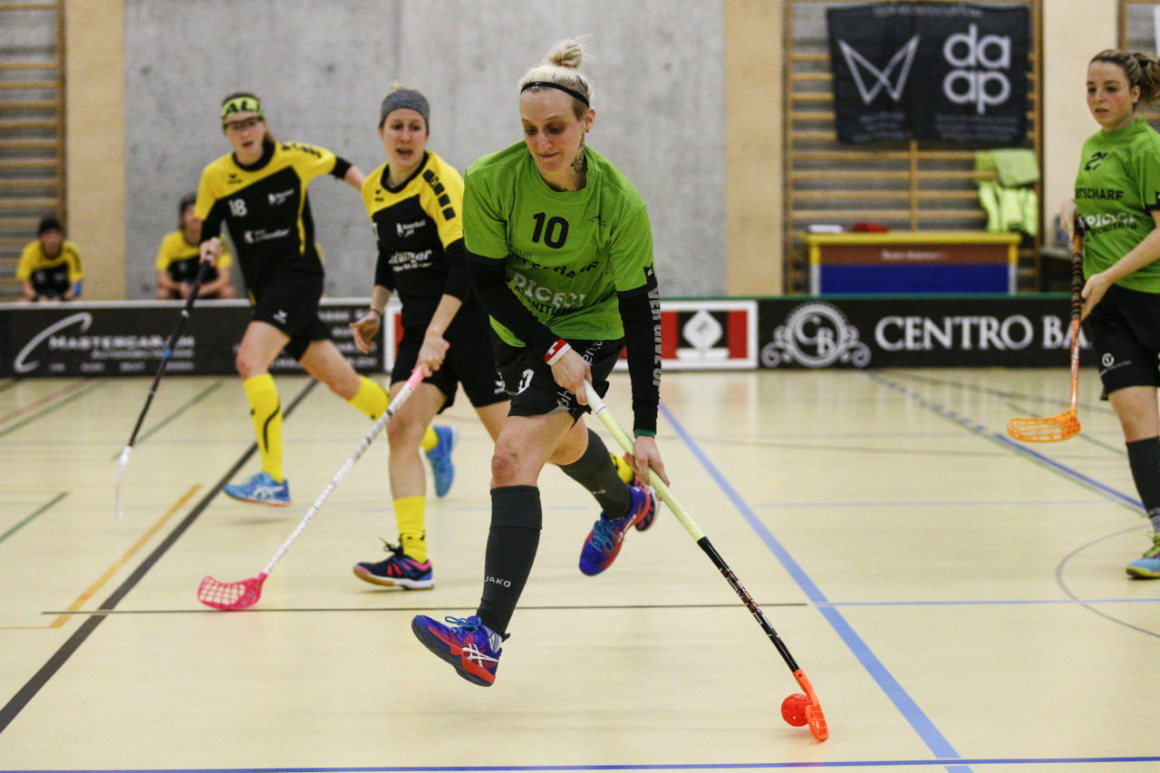 Naika Umbricht (Nr. 10, UHC Laupen) mit einem Abschluss.

(UHC Laupen - Floorball Uri; 20.1.2018; Sporthalle Elba, Wald)
Photos: www.unihockey-fotos.ch / Claudio Thoma