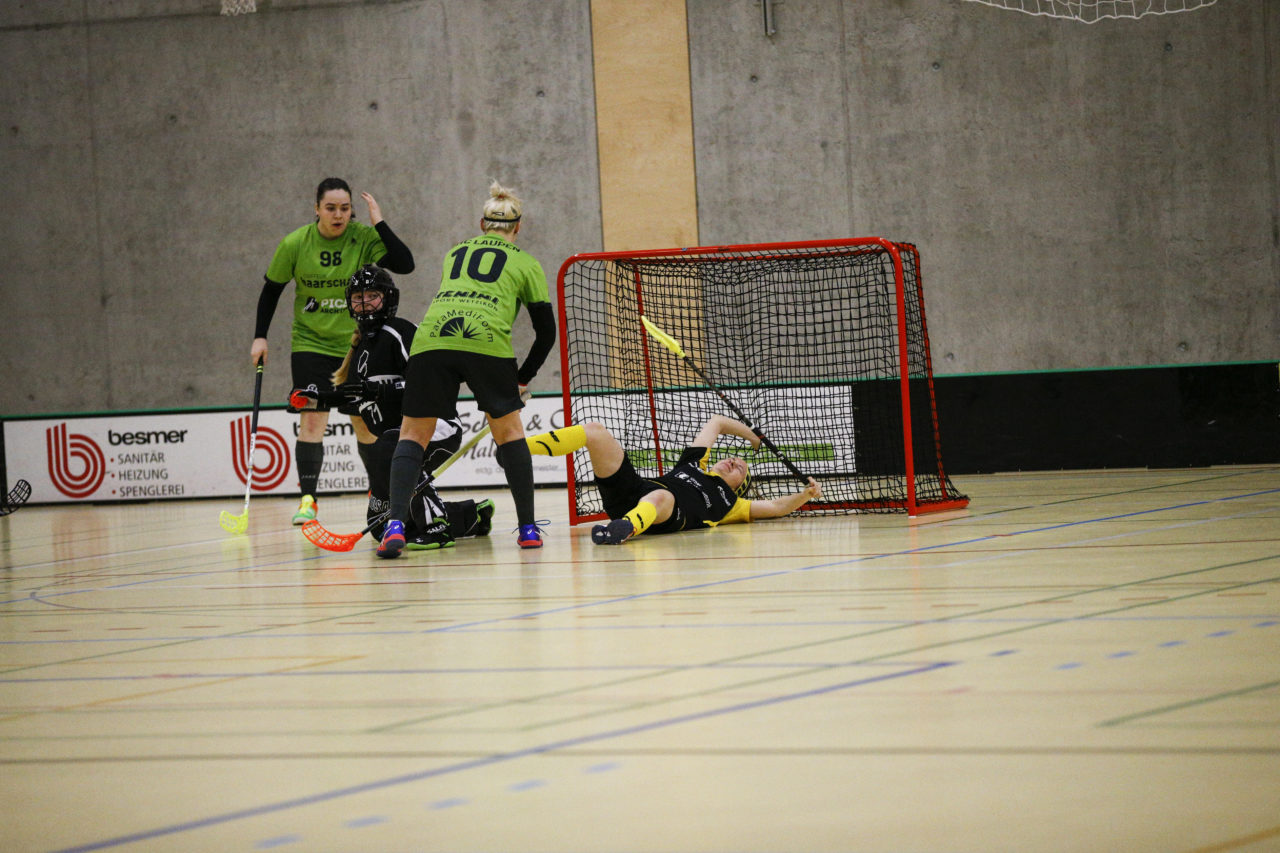 Rahel Gaggiotti (Nr. 20, Floorball Uri) wird ins Tor gedrueckt.

(UHC Laupen - Floorball Uri; 20.1.2018; Sporthalle Elba, Wald)
Photos: www.unihockey-fotos.ch / Claudio Thoma