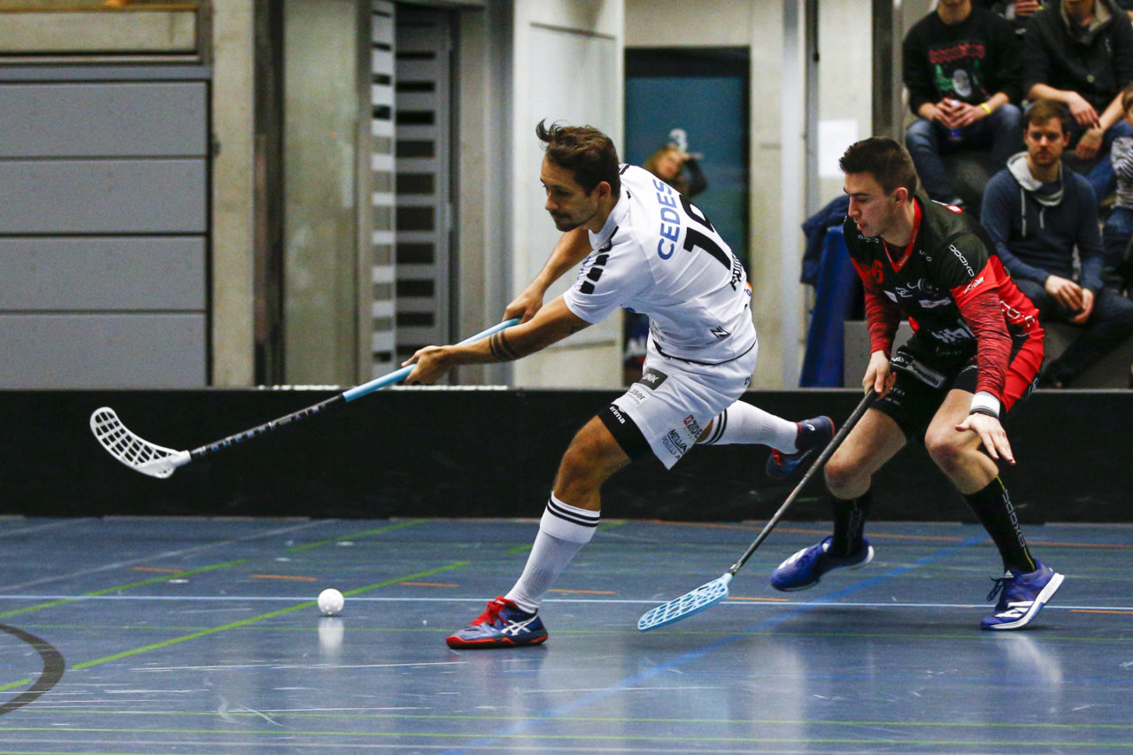 Florian Nideröst (Nr. 6, UHC Uster) hindert Joel Friolet (Nr. 19, UHC Alligator Malans) am Abschluss.

(UHC Uster - Alligator Malans; 20.1.2018; Sporthalle Buchholz, Uster)
Photos: www.unihockey-fotos.ch / Claudio Thoma