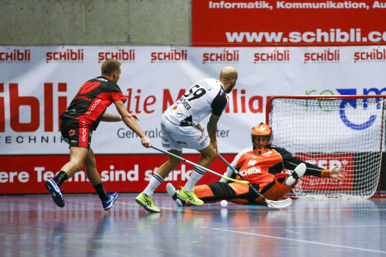 Marco Daniel Karlander (Nr. 59, UHC Alligator Malans) scheitert an David Holenstein (Nr. 46, UHC Uster) und Oskar Henriksson (Nr. 10, UHC Uster) verursacht einen Penalty.

(UHC Uster - Alligator Malans; 20.1.2018; Sporthalle Buchholz, Uster)
Photos: www.unihockey-fotos.ch / Claudio Thoma